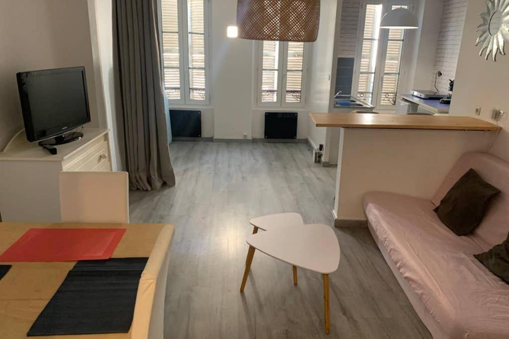 Complet, Hyper Centre D'auxerre. * Auxerre